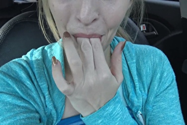 Блондинка мастурбирует на дороге и облизывает пальцы