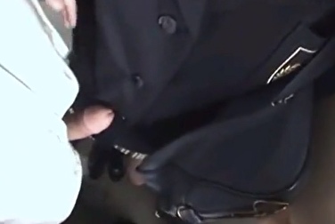 Достал член в метро и выебал юную студентку в короткой юбке