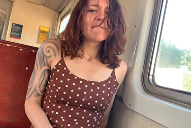 Ласкает свою пухлую писечку в электричке и сводит ножки от кайфа