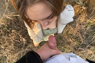 В лесу нет коронавируса и можно снять маску, чтобы сделать минет