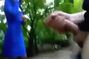 Эксгибиционист снимает свою дрочку на телефон в парке