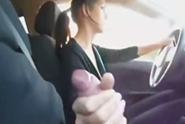 Девушка за рулем подрочила своему парню и слизала сперму с руки